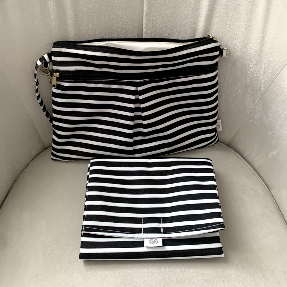 Logan and Lenora Black /White Convertible Shoulder Purse Wristlet Diaper Bag
